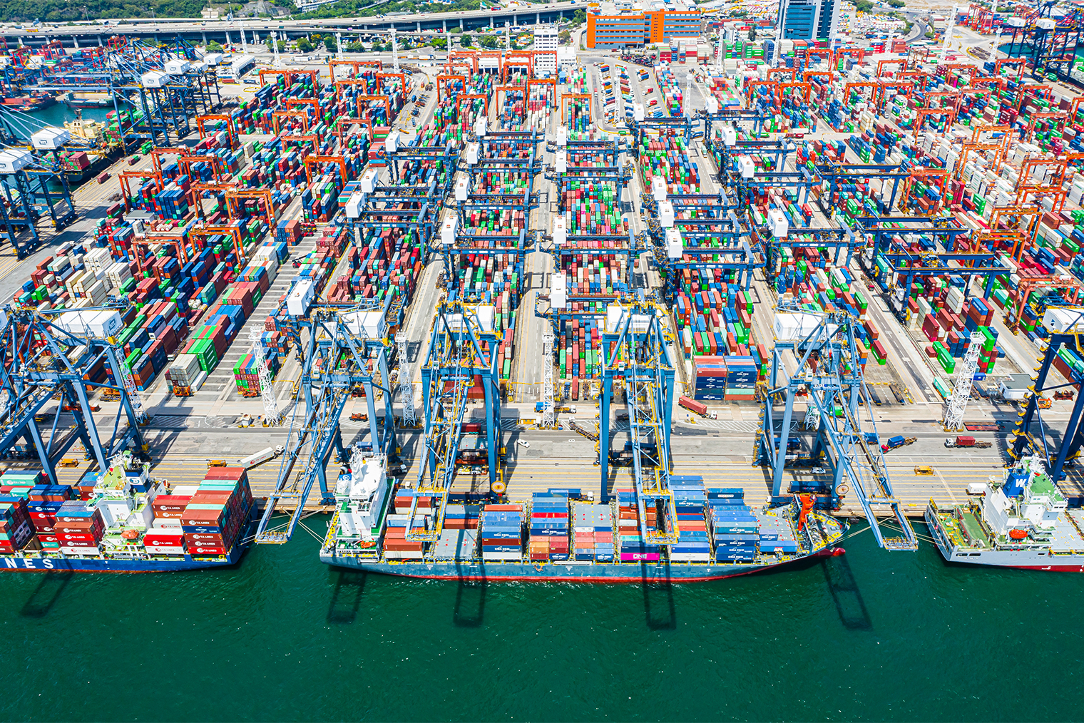 Один из крупнейших контейнерных портов мира в Гонконге. Пропускная способность — 456 тысяч судов в год. Фотография: CHUNYIP WONG / Getty Images
