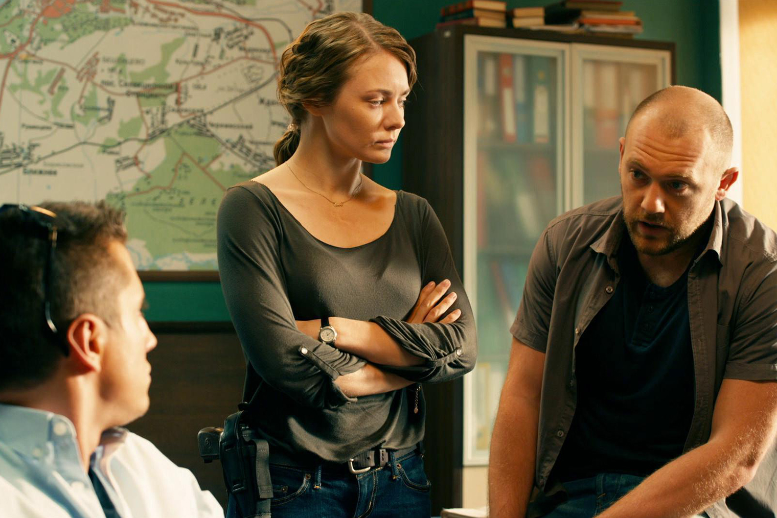 Начальницу Игоря Вику играет актриса БДТ Карина Разумовская, также снимавшаяся в сериалах «Аутсорс» и «Трасса». Роль ее подчиненного и жениха Данилы исполняет Денис Шведов из «Майора» и «Измен»