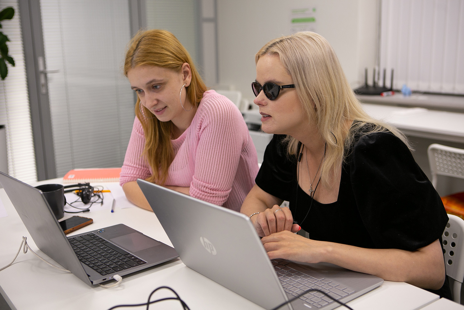 Основная часть специалистов работает удаленно. Но в 2021 году проект Everland вместе с партнерами открыл в центре Москвы инклюзивный коворкинг