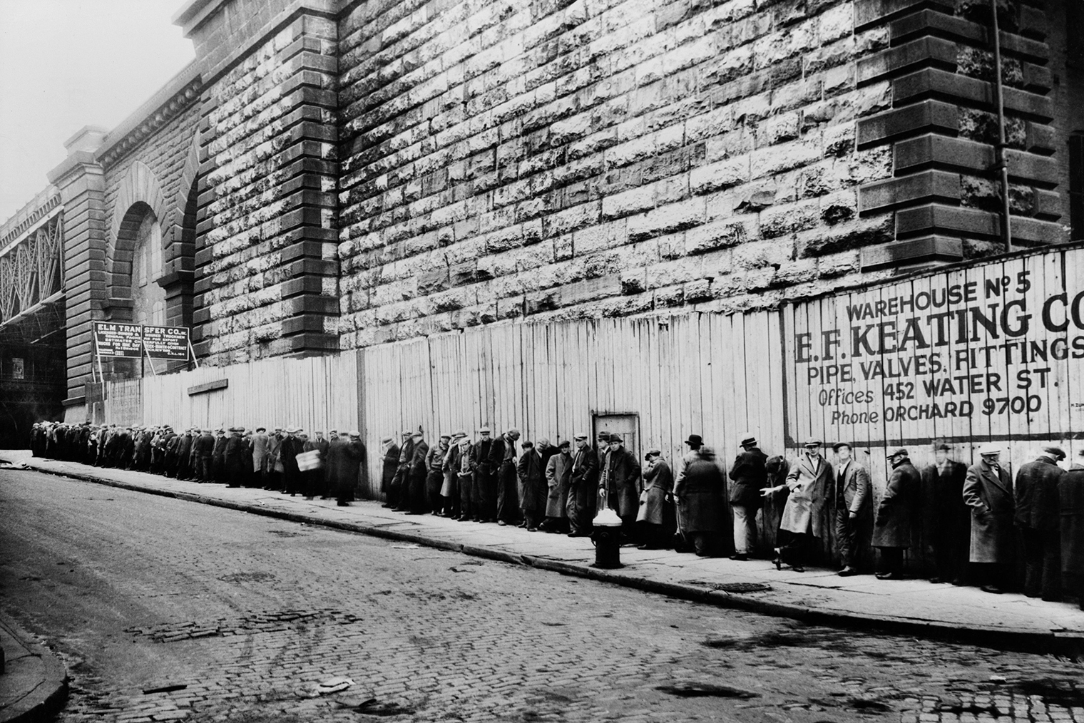 Очередь безработных за бесплатным питанием в Нью-Йорке. © Everett Collection / Shutterstock / FOTODOM