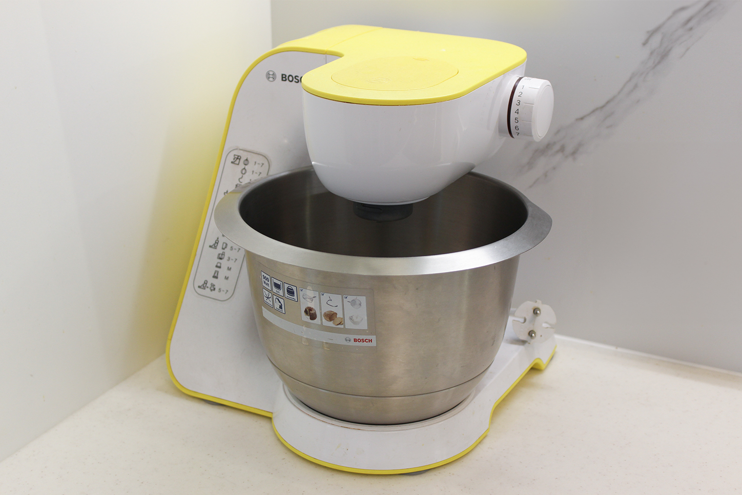 Тесто я замешиваю в планетарном миксере, но получится и вручную. Подробнее расскажу дальше