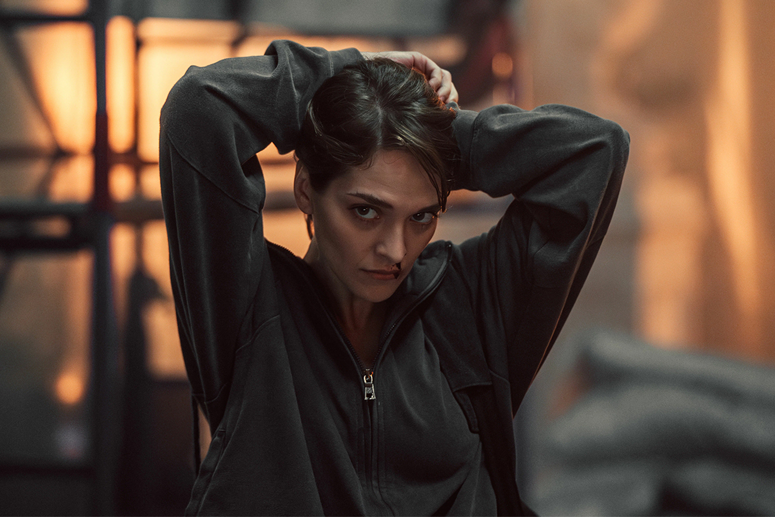 Лера не просто так попадает в группу маньяков Меглина. У нее есть темные желания: на одной из записей Связист видит, как девушка убивает собак из приюта. Правда, есть объяснение: они все были больны и, по сути, Лера лишала их страданий. Но получала ли она от этого удовольствие?