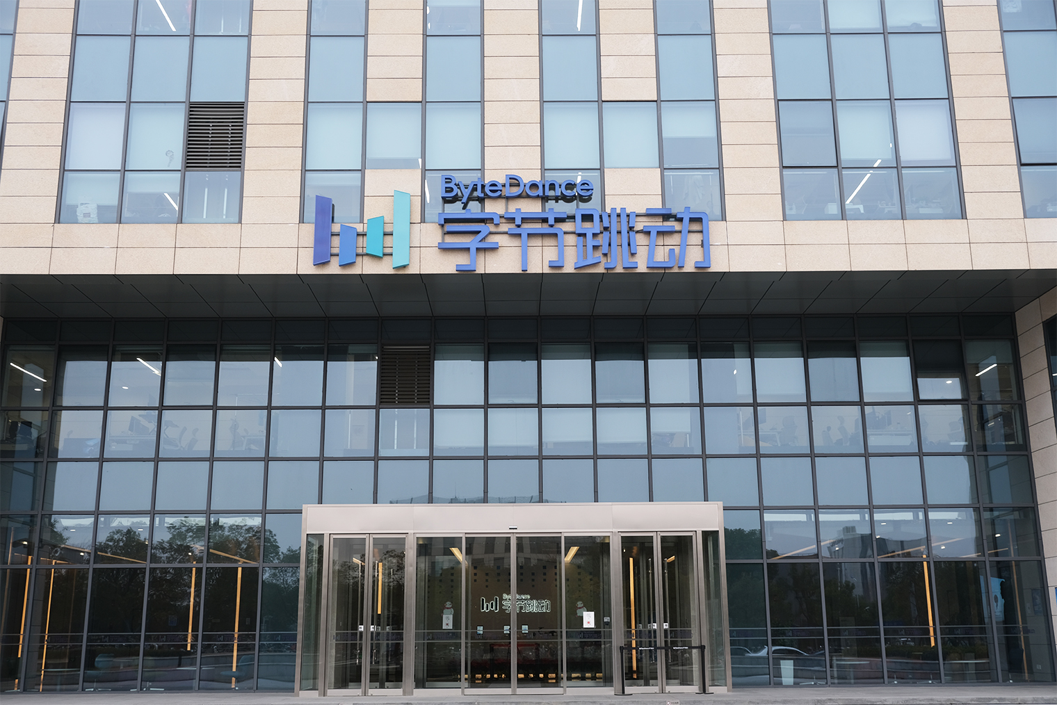 Индустрия микродрам в Китае держится на трех основных игроках: ByteDance, Tencent и Kuaishou. Компании создали приложения Red Fruit, WeChat Video Accounts и Xi Fan соответственно. Они интегрированы в экосистемы социальных сетей и платежных систем. Фотография: Robert Way / Shutterstock / FOTODOM