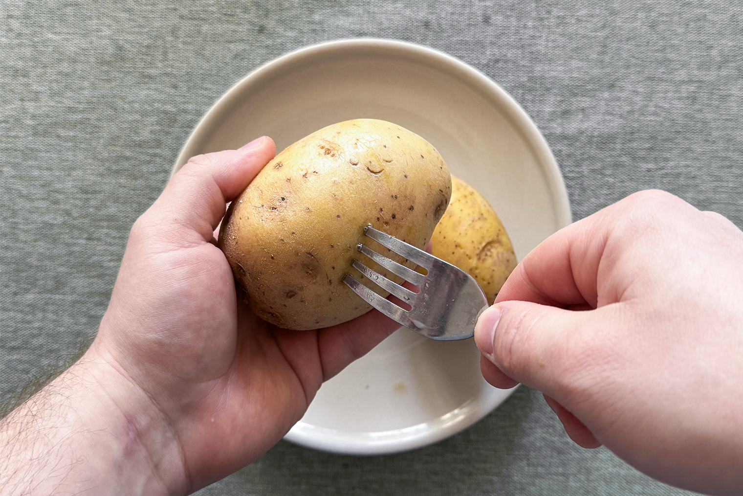 Можно прокалывать корнеплод вилкой или ножом — это нужно, чтобы из картошки выходил пар