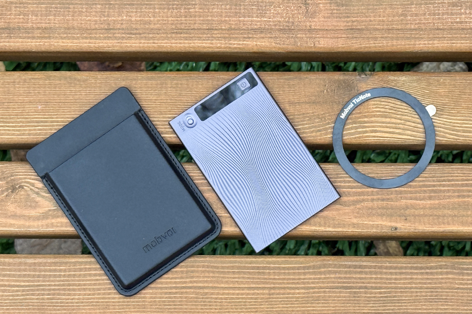 Диктофон не мешается на задней панели смартфона