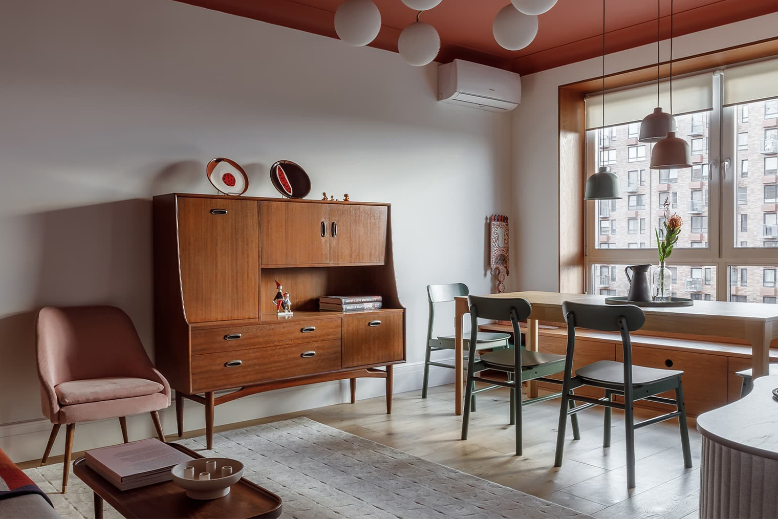 В интерьере, где преобладали лаконичные формы и естественные текстуры, дизайнеры предпочли использовать высококачественные материалы, обладающие приятными тактильными свойствами. © zzburo.com