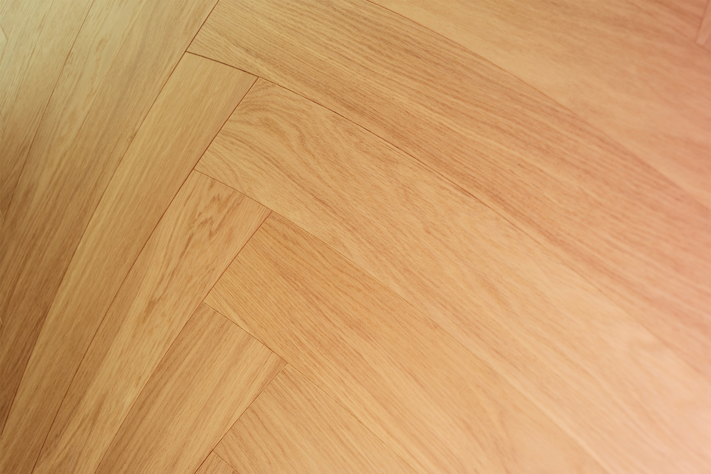 Нет, это не искривление пространства, вы действительно видите кривые линии паркета: они добрались до напольных покрытий. Вопрос лишь в том, как это все укладывать