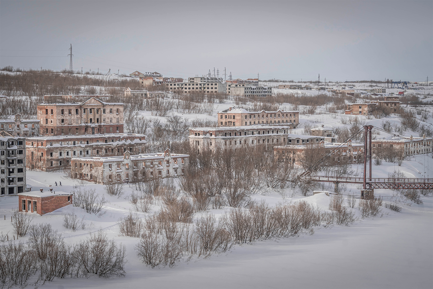 В 2000 году в Воркуте, которая создавалась в советское время как часть ГУЛАГа, возвели последнюю новостройку. Отток жителей такой, что квартиру в этом городе реально купить за 150 000 ₽, а улицы заполнены брошенными многоэтажными зданиями. Главная проблема для хозяев недвижимости — как от нее избавиться. © artaxerxes_photo / Shutterstock / FOTODOM