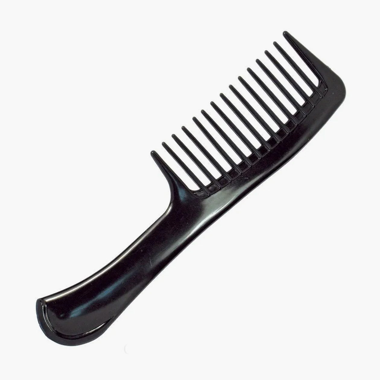 Многим людям с прямыми волосами удобно пользоваться «редкозубой» расческой, которую парикмахеры используют для укладки и мелирования. Стоимость таких расчесок начинается от 250 ₽. Источник: ozon.ru