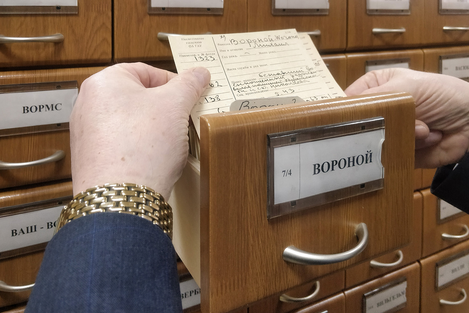 Несколько лет назад я побывала в хранилище Российского государственного военного архива. Одна только картотека военнопленных — это сотни тысяч карточек