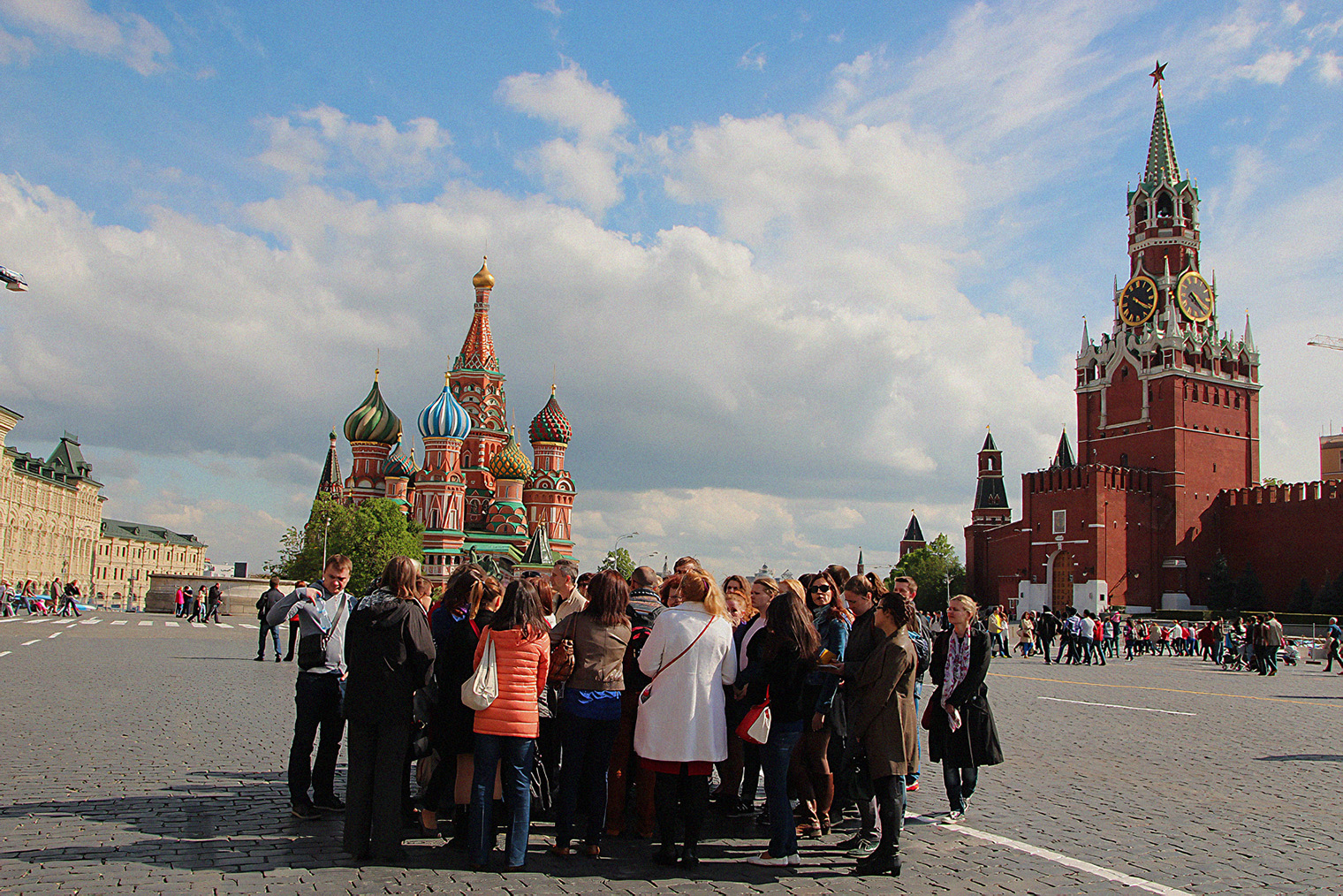 Автобусная экскурсия красная площадь. Экскурсия по красной площади. Экскурсия красная площадь в Москве. Туристы в Кремле. Экскурсовод на красной площади.