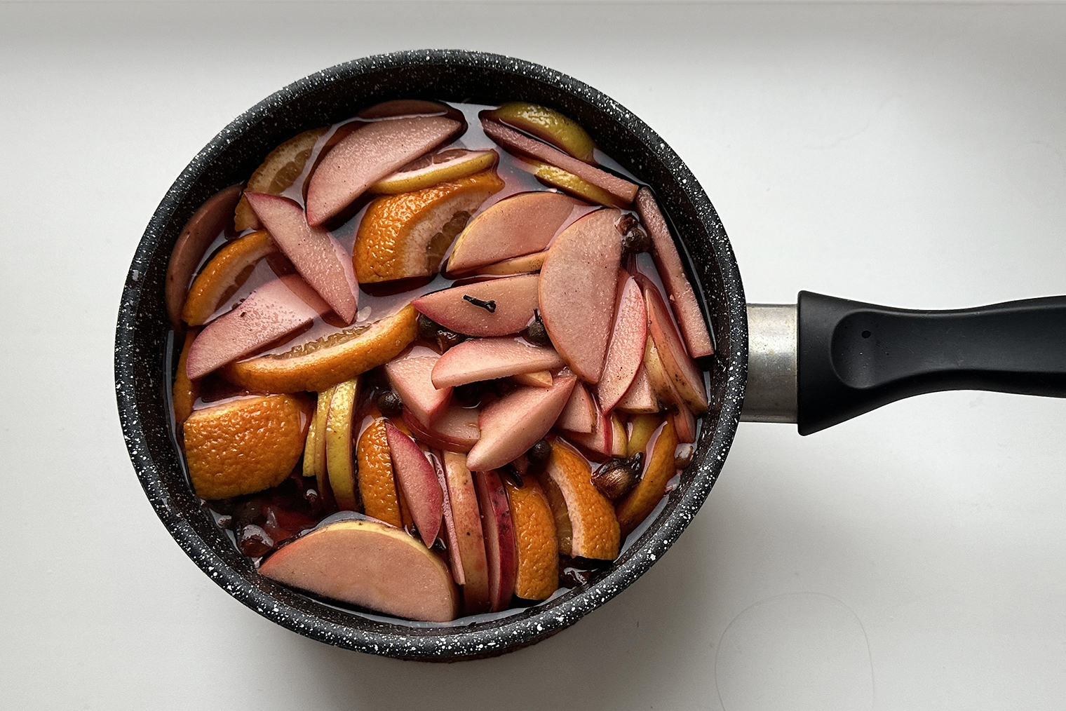 Шаг 2. Добавьте специи и мед. Снова доведите до легкого кипения, выключите огонь, накройте крышкой и оставьте на 10 минут