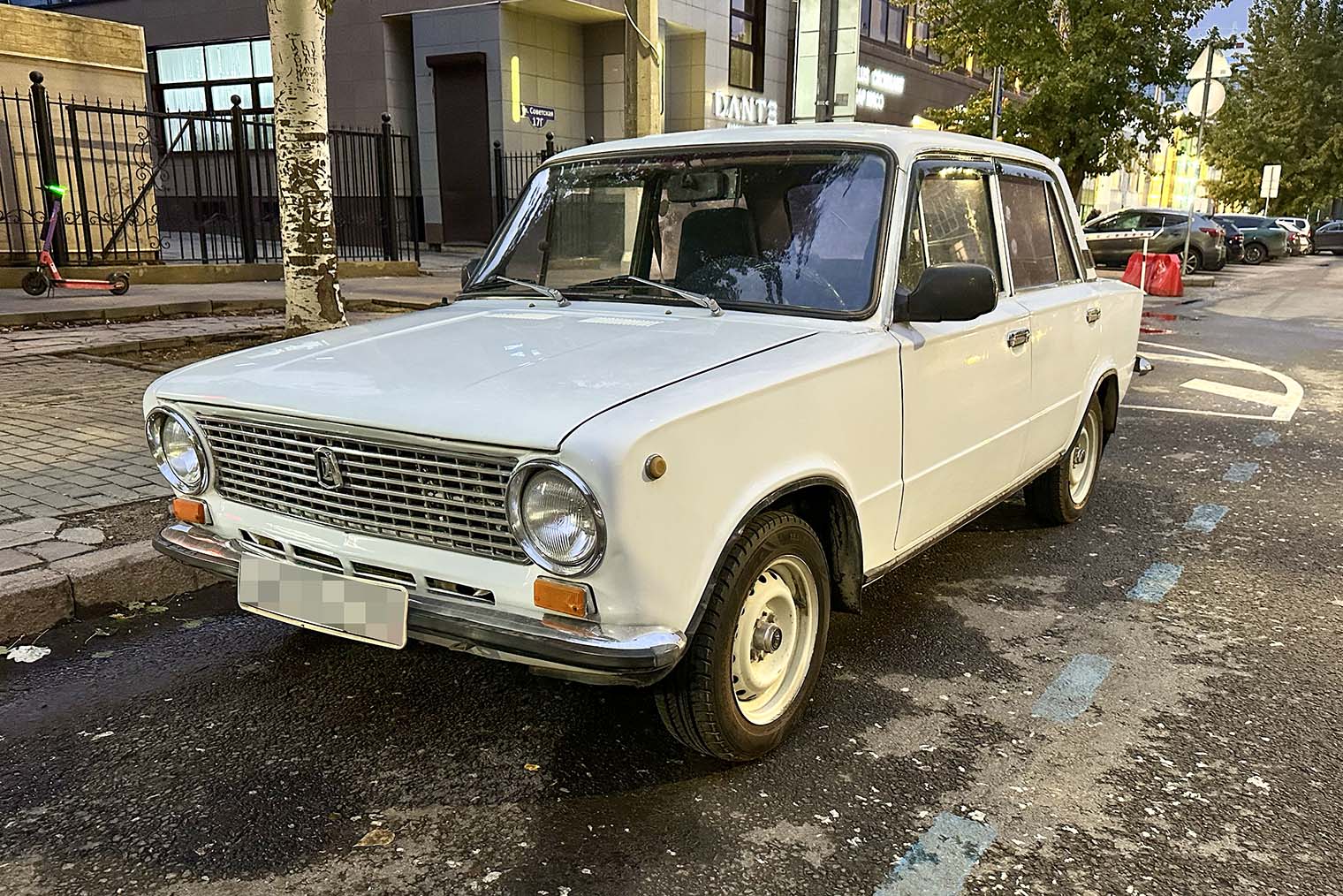 Машина, которую я выбрал, — белая Копейка. Это ВАЗ-2101 1983 года выпуска с мотором мощностью 64 л. с. и пятиступенчатой МКПП
