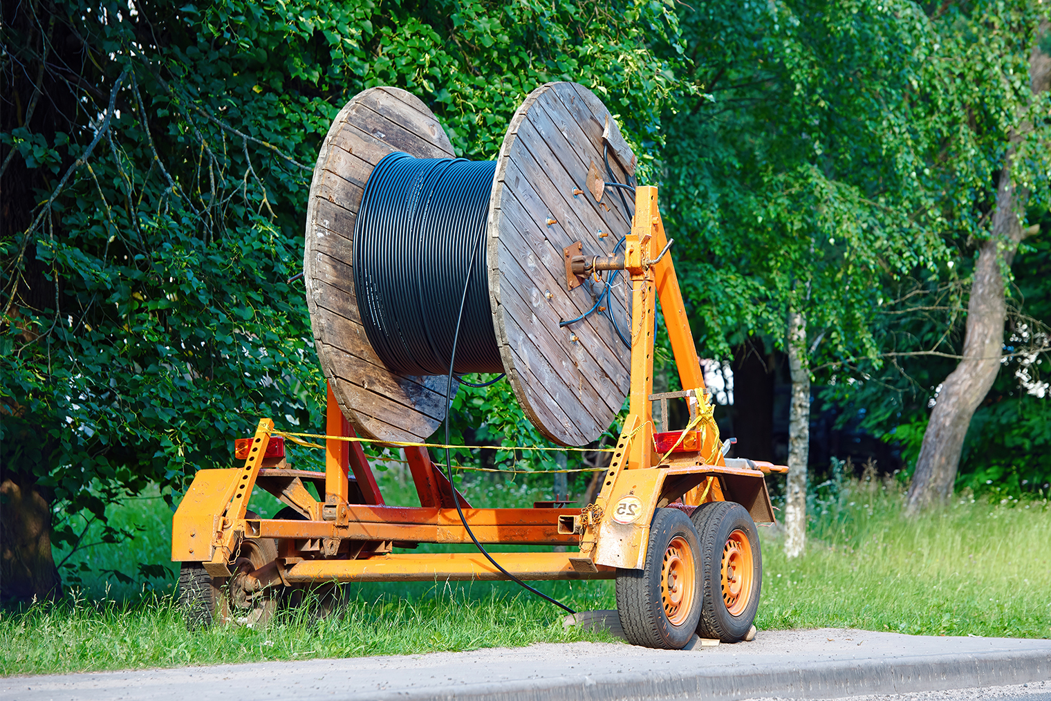 Оптоволоконный кабель подземного монтажа достаточно гибкий для хранения и перевозке на обычном кабельном барабане. © Tricky_Shark / Shutterstock / FOTODOM