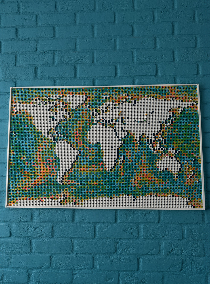 Карту мира мы собрали вместе. В ней 11 000 деталей