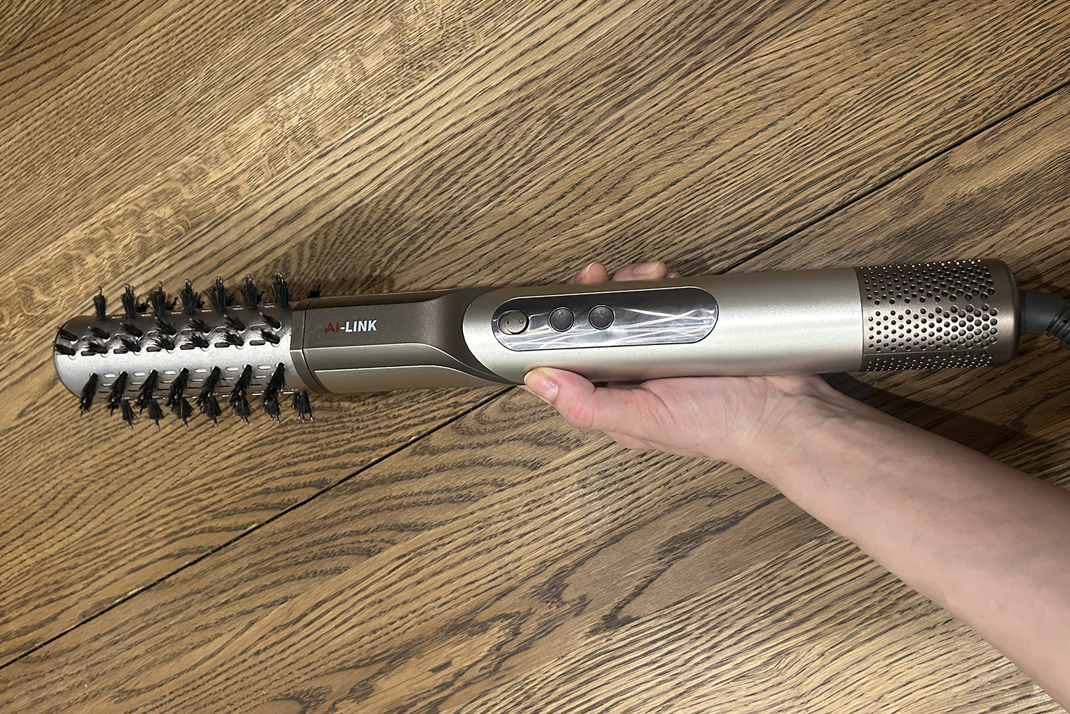 Стайлер в руке лежит комфортно — не сильно тяжелый. Хотя в поездку я бы его не взяла, для ручной клади он занимает слишком много места