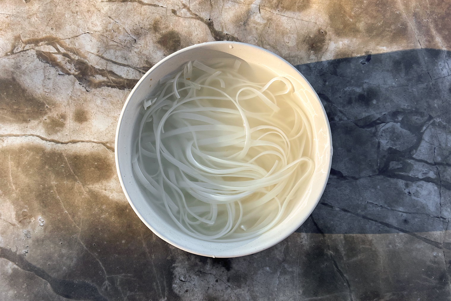 Время замачивания лапши от разных производителей может меняться. Ориентируйтесь на текстуру: макароны должны быть почти готовы