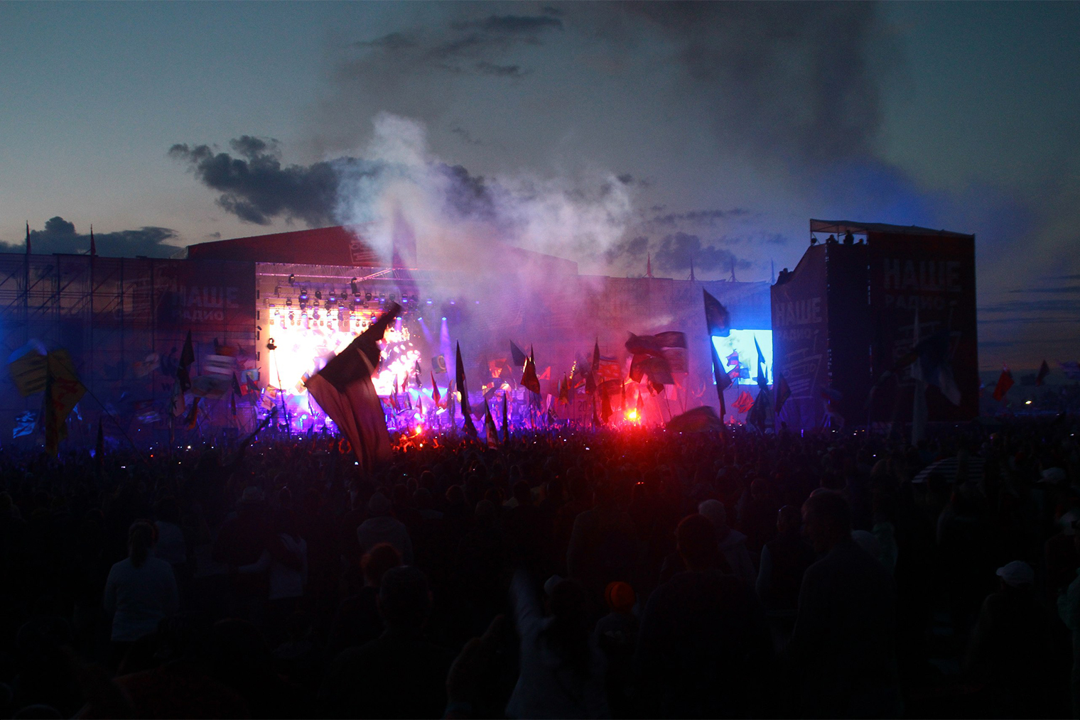 Иногда с подругой мы чуть не падали от усталости и недосыпа — то в 7 утра звук настраивают, то до 6 утра спектакль идет. Но чувствовали себя счастливыми и по-настоящему живыми