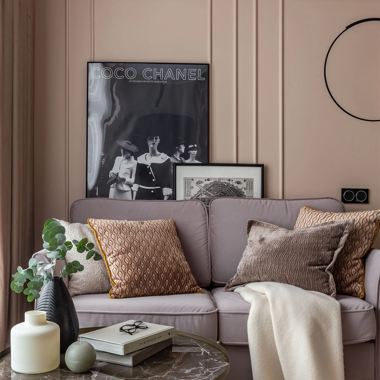 Молдинги на стенах, ретрофото, столик под мрамор, современные вазы и натуральный текстиль — все это создает ощущение элегантного и обжитого пространства. Источник: saradiza.ru