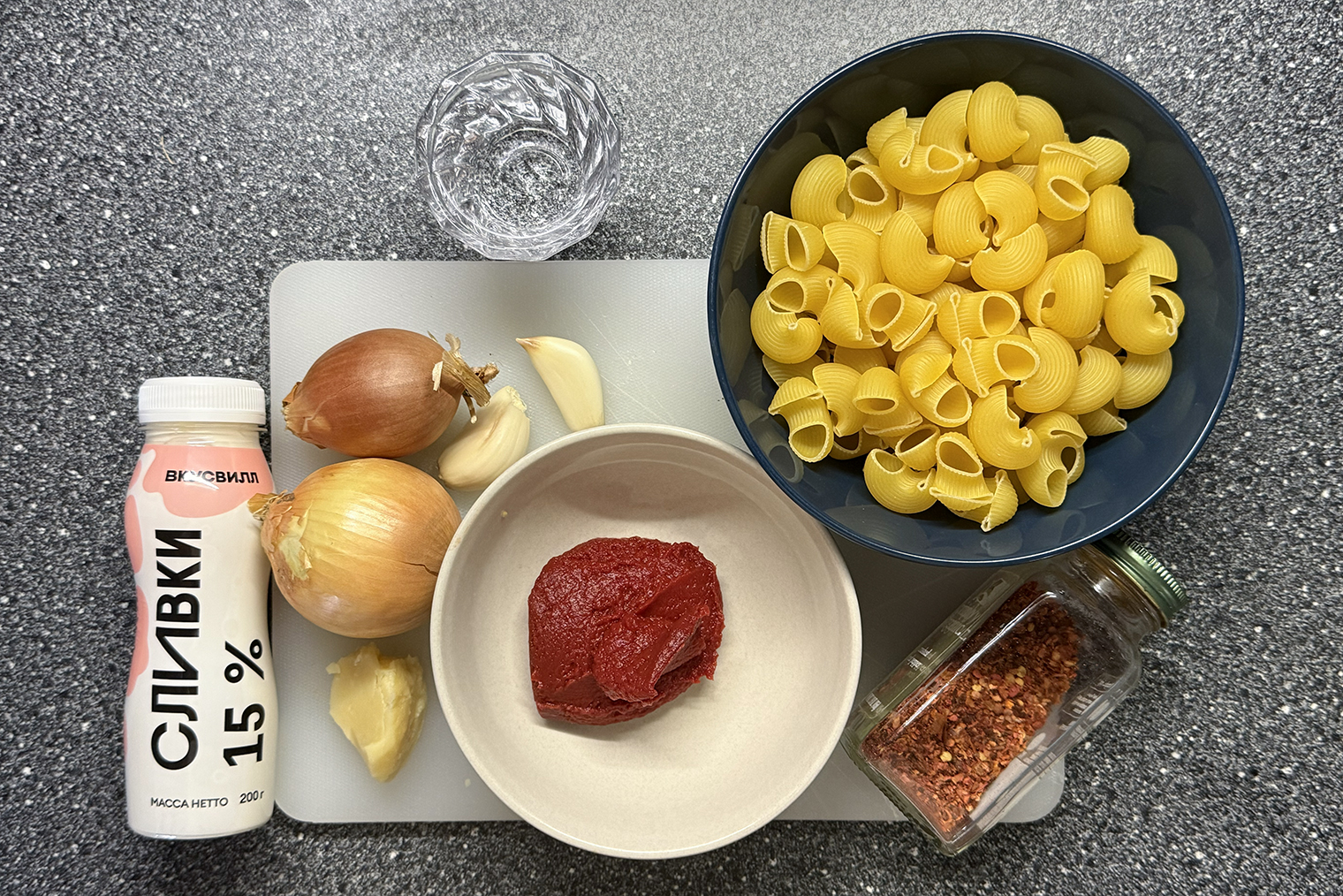 Ингредиенты для пасты алла водка. Мне попались маленькие луковицы, поэтому я взял две
