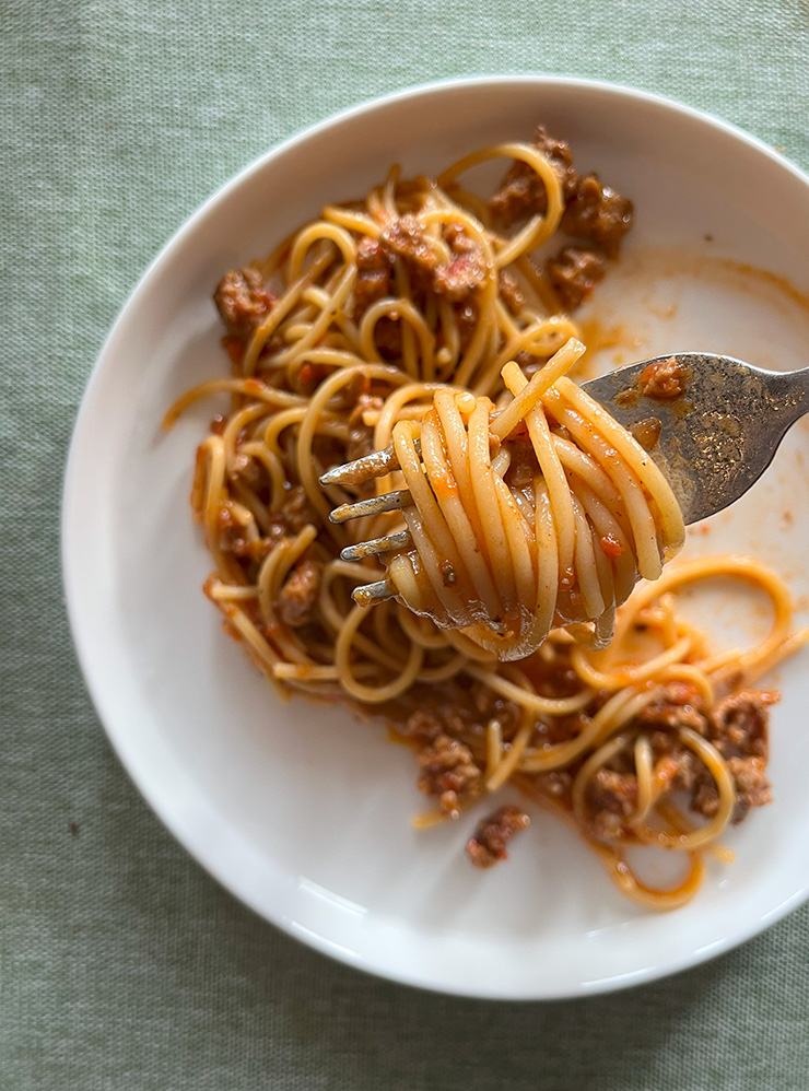 Спагетти с соусом болоньезе на самом деле есть не очень удобно: зацепить вилкой и спагетти, и мясо сложно