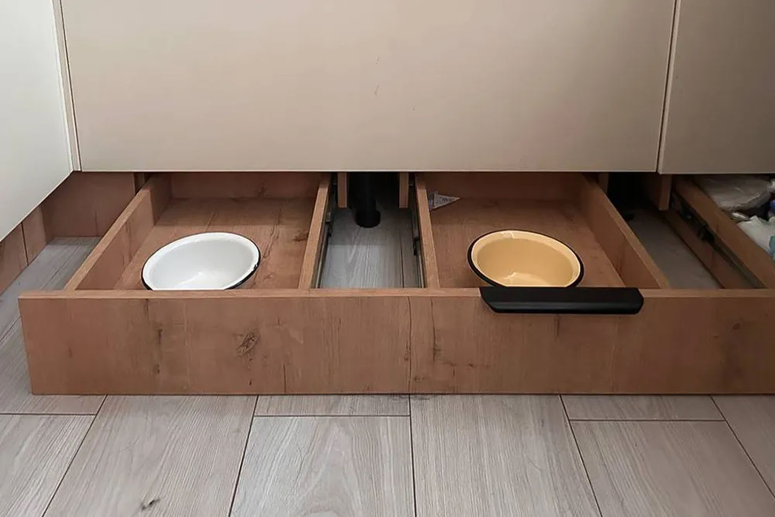 Цоколь выдвигают только на время кормления