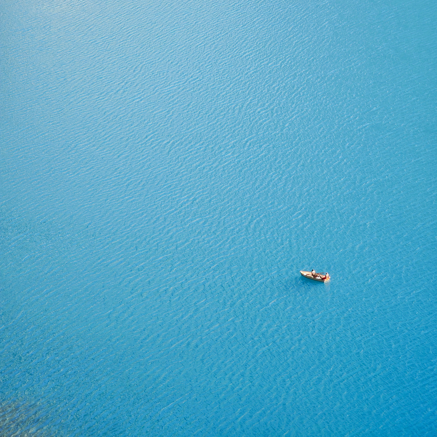 Вода в Эшинен-Зе необычного цвета: плотная, холодная бирюза с молочным оттенком. Этот цвет создают ледниковые взвеси — мельчайшие частицы камня, принесенные талыми водами. Они рассеивают свет и делают озеро светящимся изнутри