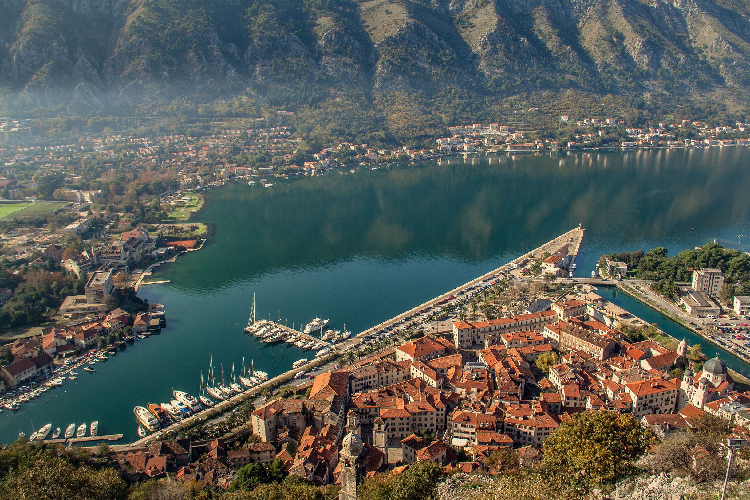 Весь треугольник Старого города Котора как на ладони. Виды на красные черепичные крыши произвели на меня впечатление