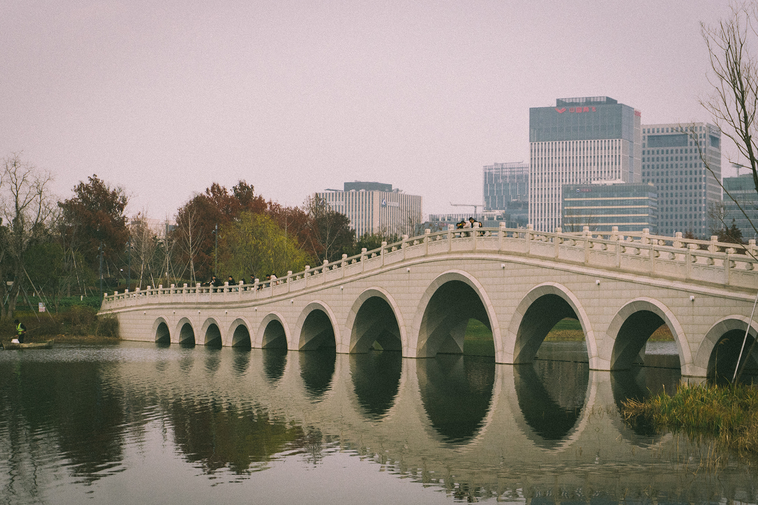 Мост в парке культуры Shanghai Expo. Безветренная погода подарила красивое отражение в воде