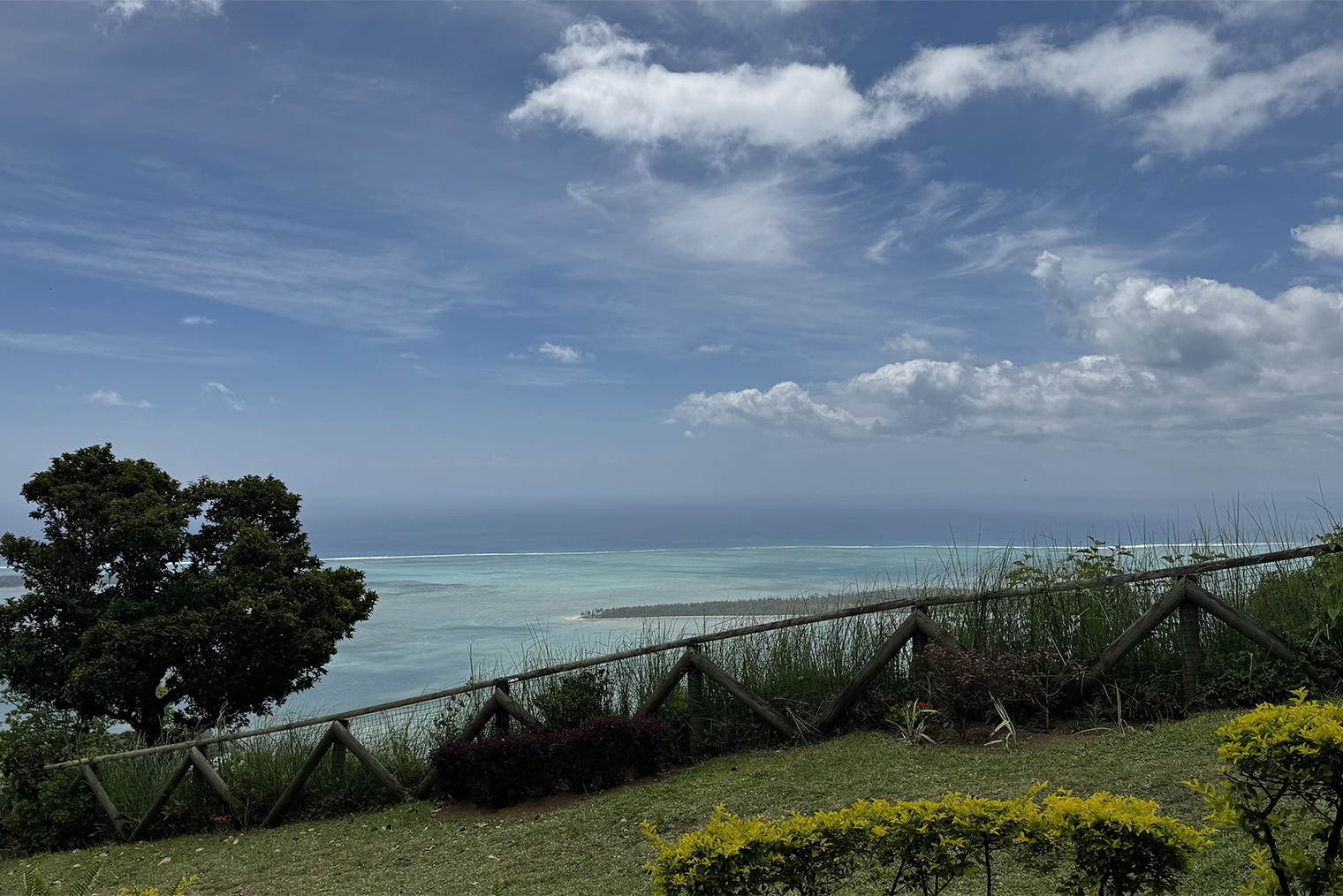 Кажется, что сама природа подпевает Михаилу Шуфутинскому: «Тихо, как в раю»