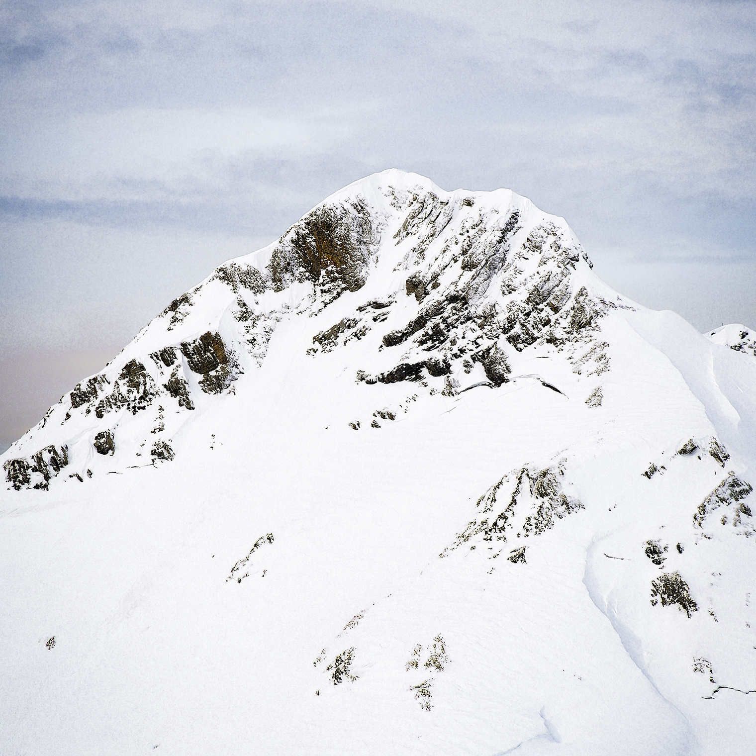 Пейзаж, где небо и снег в балансе. Здесь нет ничего лишнего. Только пик, снег и воздух. Для меня это про чувство свободы и независимости