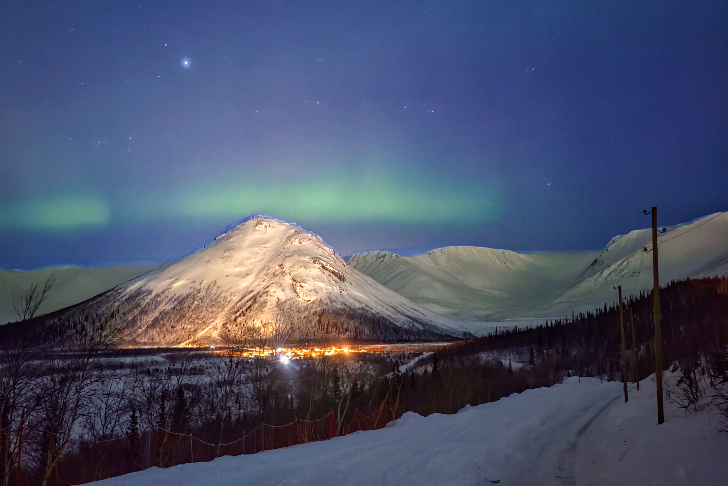 Когда самолет приземлился, нас встретило северное сияние. Я пищала от восторга! Этот кадр сняла по дороге к озеру Малый Вудъявр за санаторием «Тирвас»