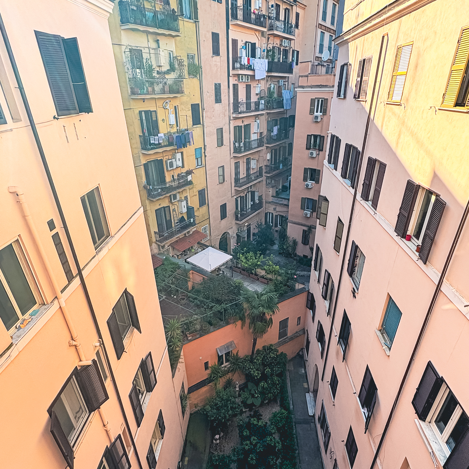 Все балкончики и окошки расположены очень близко друг к другу