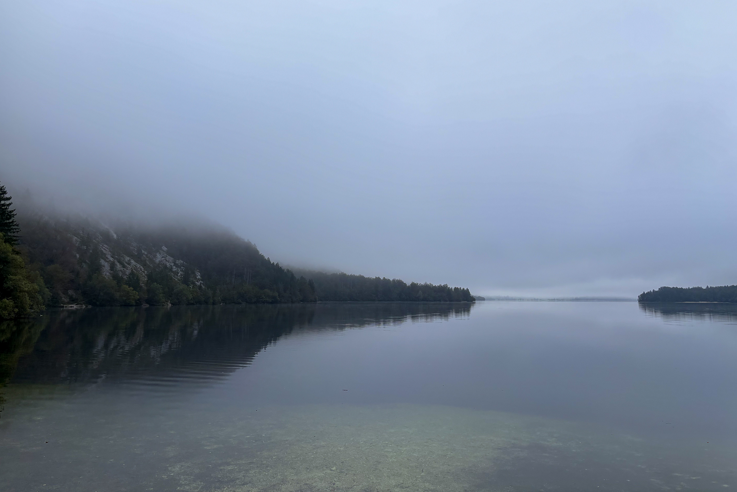 В такое туманное утро мы выходили на тропу