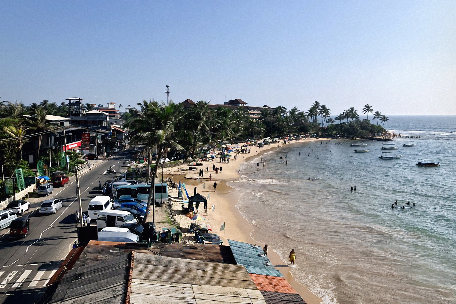 В отеле был потрясающий вид на океан — можно было не следить за расписанием выпуска черепашек. Я видела, как собирается толпа, и сразу бежала смотреть