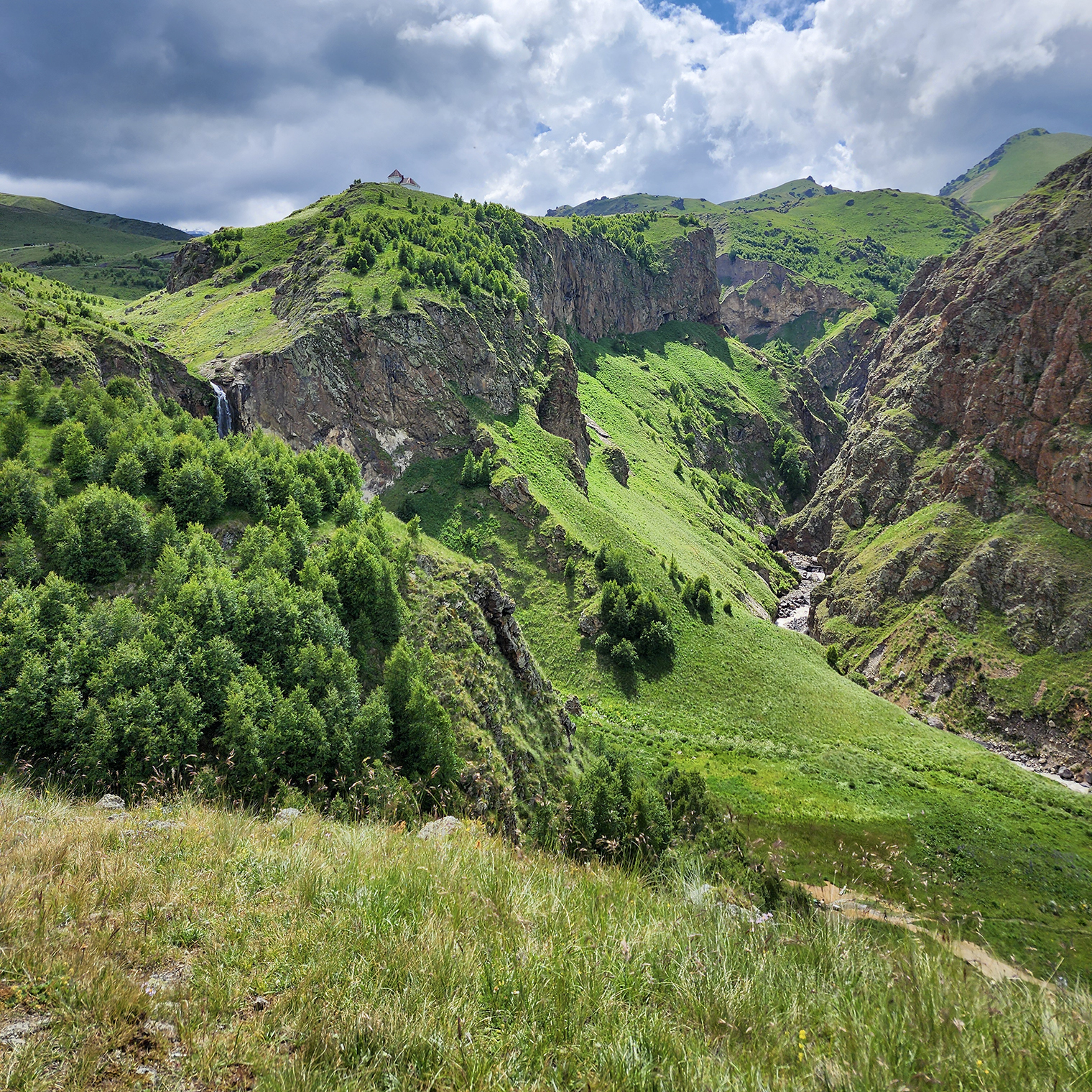 Мы делали много остановок в красивых местах, чтобы отдохнуть от дороги, перевести дух и, конечно, полюбоваться видами. Это ущелье очень живописное, но его название я уже не вспомню