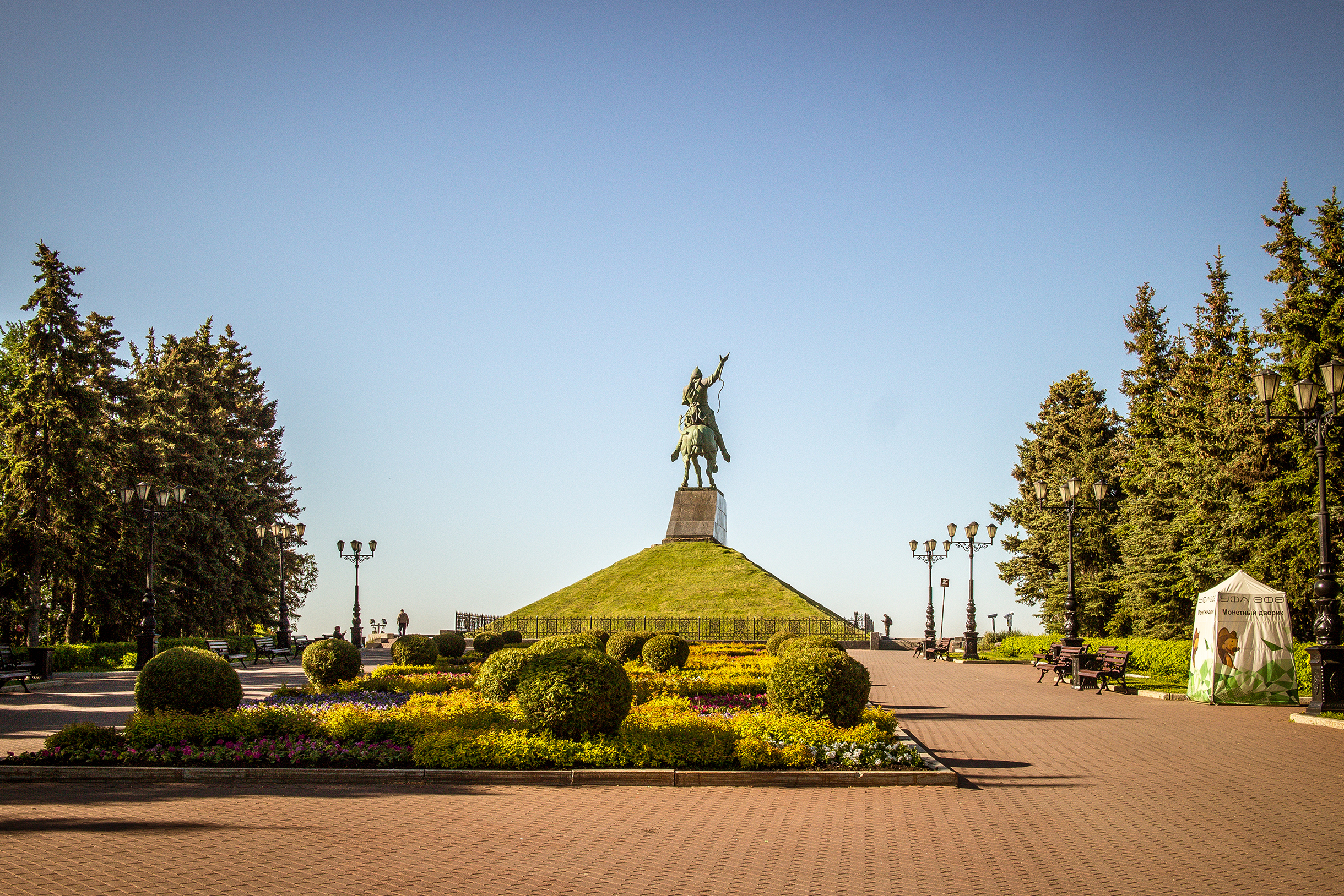 На этом снимке площадь имени Салавата Юлаева выглядит пустынно. Просто я сделал его в субботу, около 09:00. Ближе к вечеру и до самой ночи тут яблоку негде упасть. Так что, если хотите посетить популярные туристические места без толп, ранний подъем — ваше все