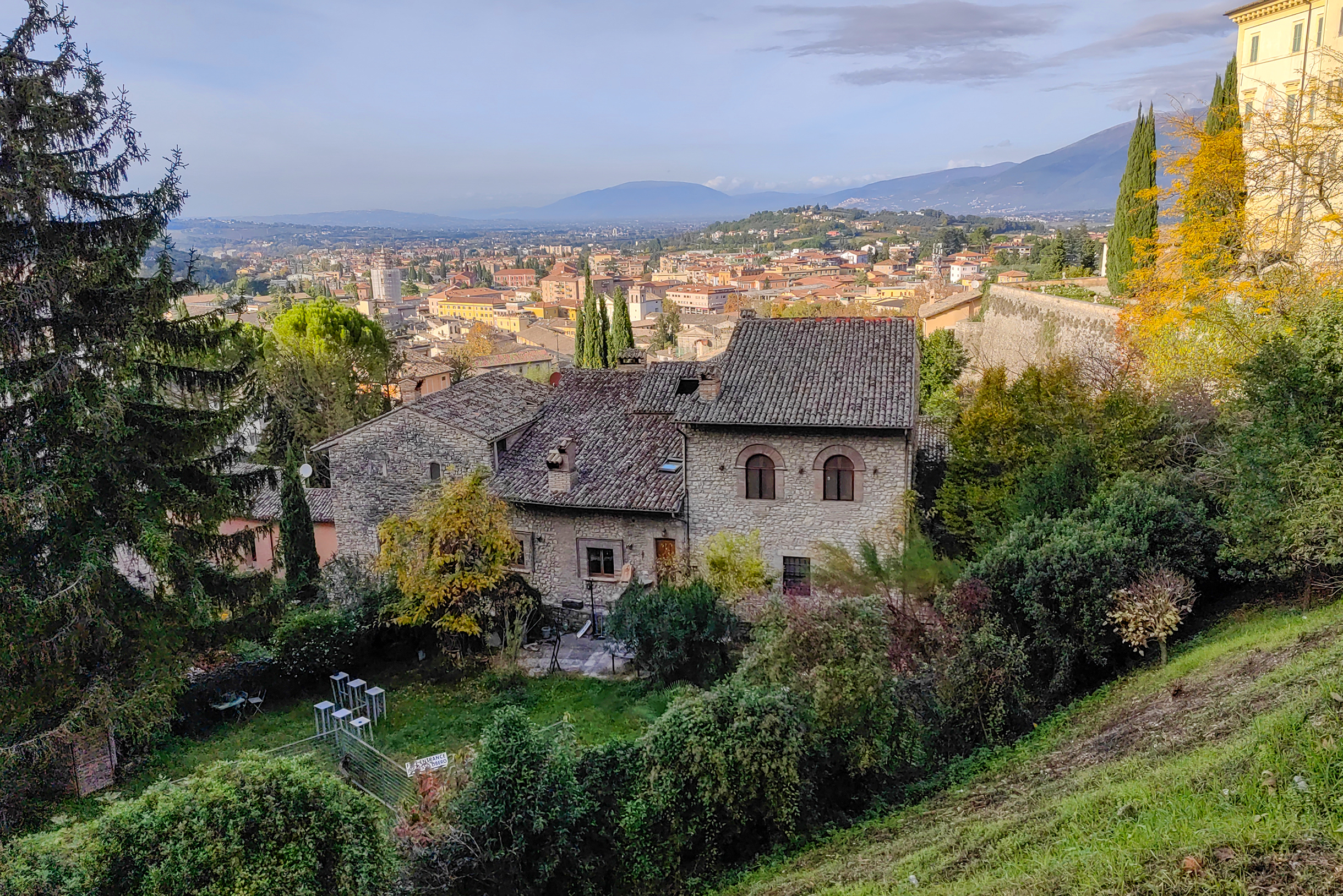Высота центра Сполето — почти 70 метров. К счастью, пешком вверх идти не надо: есть целая цепочка эскалаторов. Снимая этот пейзаж, я думал, что уже добрался до верхней точки города. Но меня ждали еще два подъема