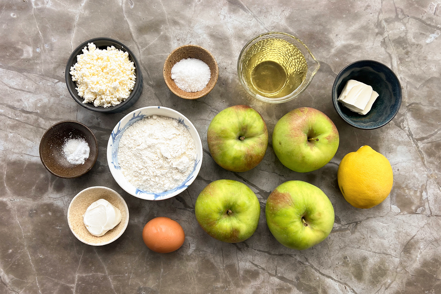 Ингредиенты для пирожков из творожного теста с яблоком