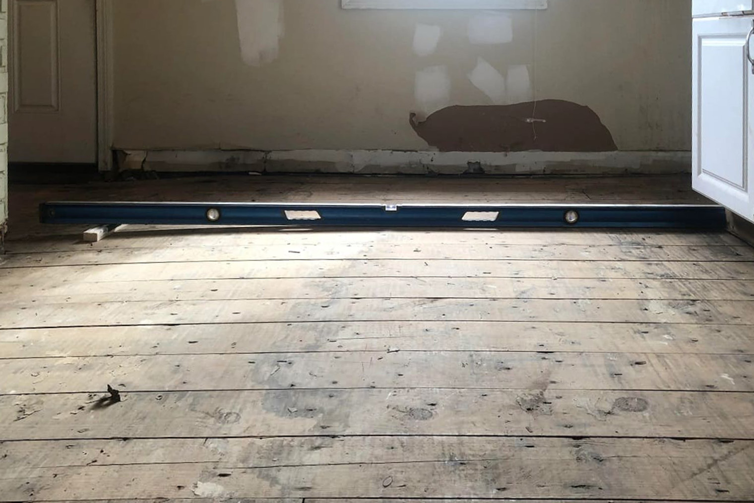 Перепад пола в хрущевке. Этот пол выровняли, отциклевали и подшлифовали перепады — ремонт обошелся в 1200 ₽ за 1 м², и пол служит до сих пор. Источник: design10.ru