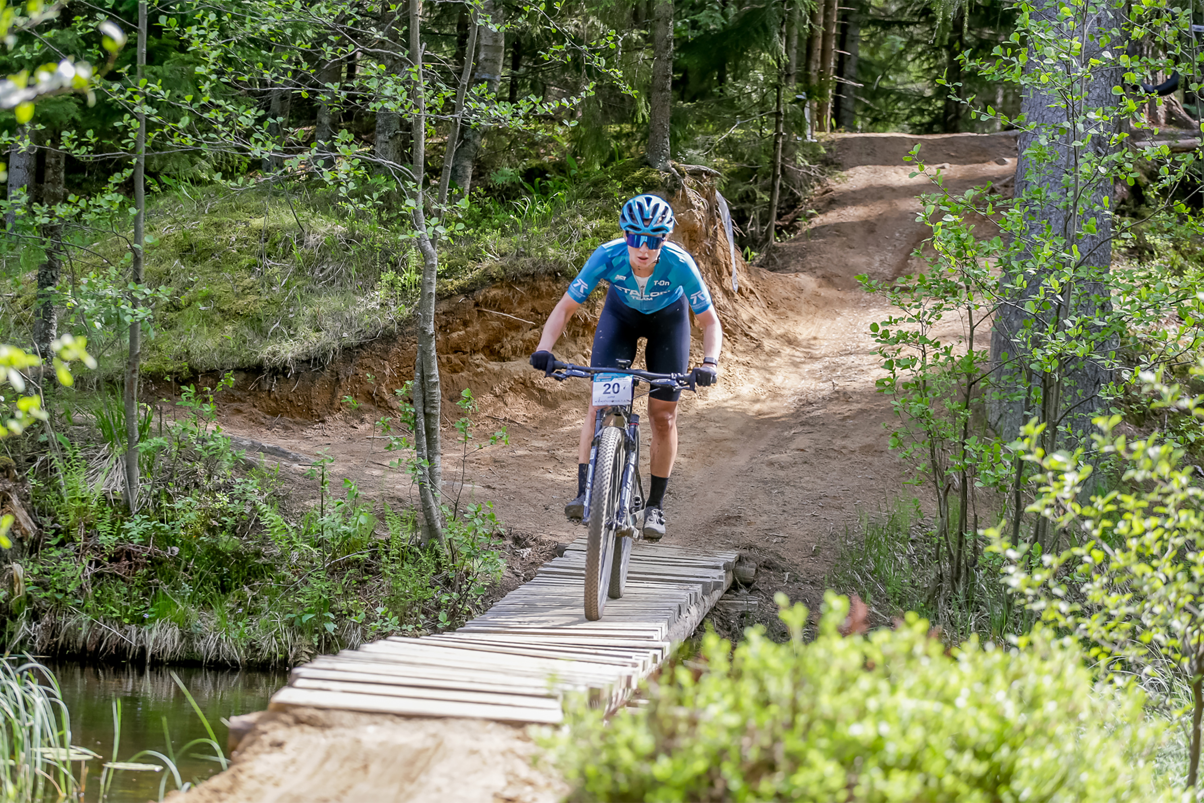 Дарья Правилова на Ореховом Веломарафоне в 2025 году. Источник: sport-images.ru