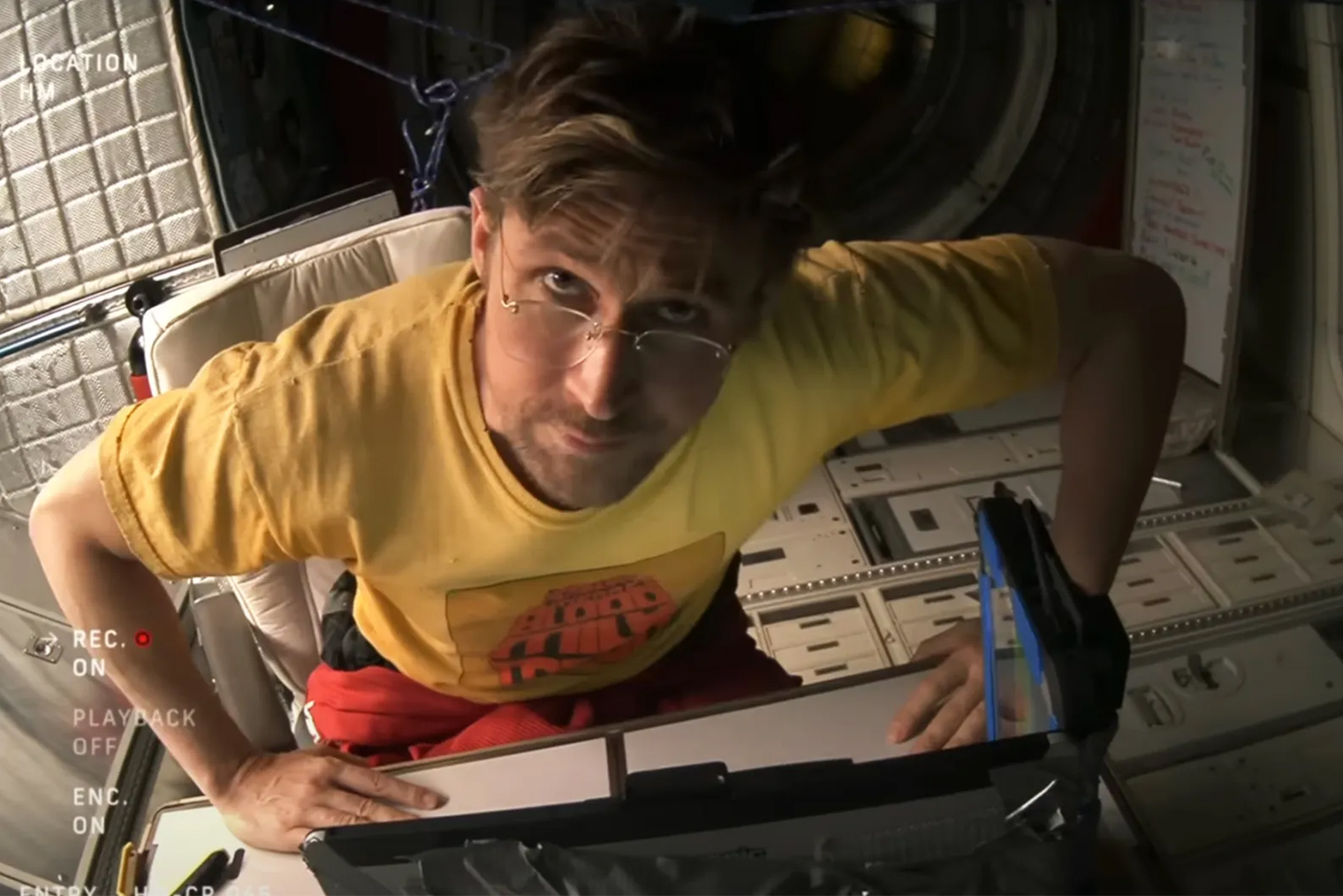 То, что в книге занимало десятки страниц, в фильме идет пару минут. В итоге сай-фай-детектив с изучением астрофагов превращается в неловкую комедию про чудака-ученого и его удачные находки