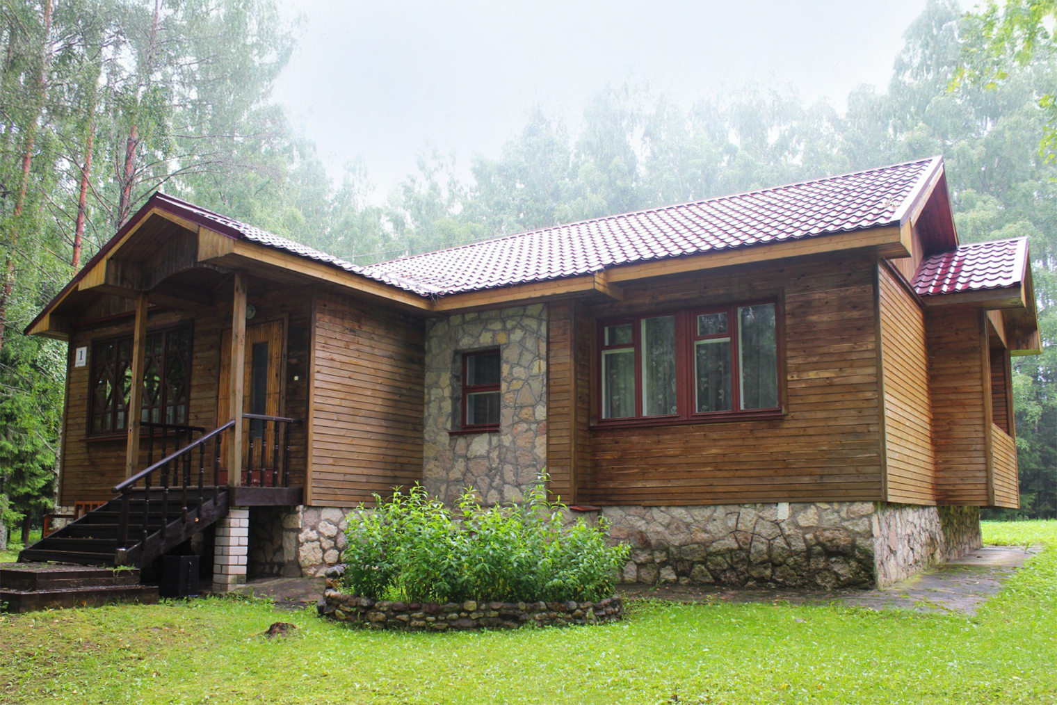 Помимо номеров в общих корпусах есть коттеджи: однокомнатный, с одной или двумя спальнями. © pgtur.ru