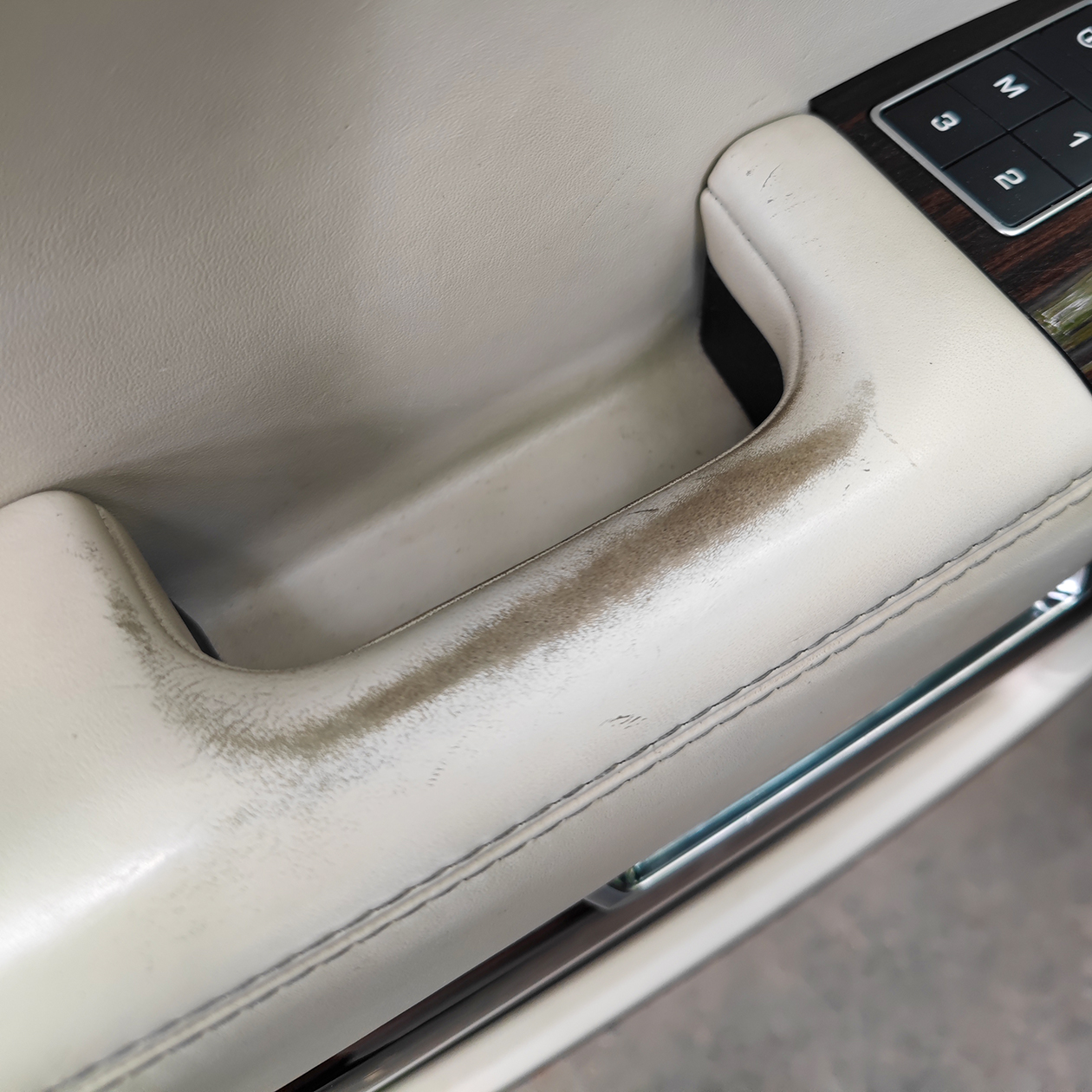 Краска на ручке водительской двери со временем стирается у каждого владельца Range Rover