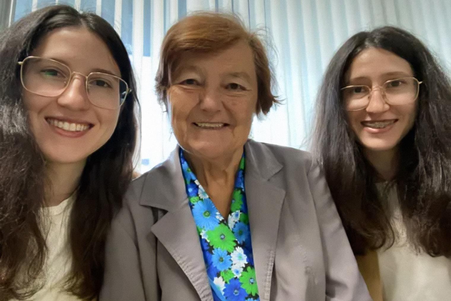 Мы заезжали к бабушке в гости. Правда, у соседей по этажу случился ковид, поэтому она ходила в маске и в основном сидела в палате