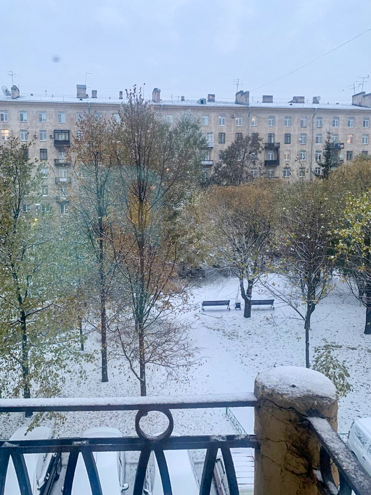 Наш уютный сталинский двор летом и зимой