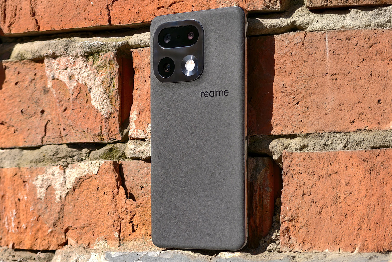 Realme 16 Pro+ не нуждается в чехле: прорезиненная задняя панель из экокожи не пачкается, не царапается и не скользит