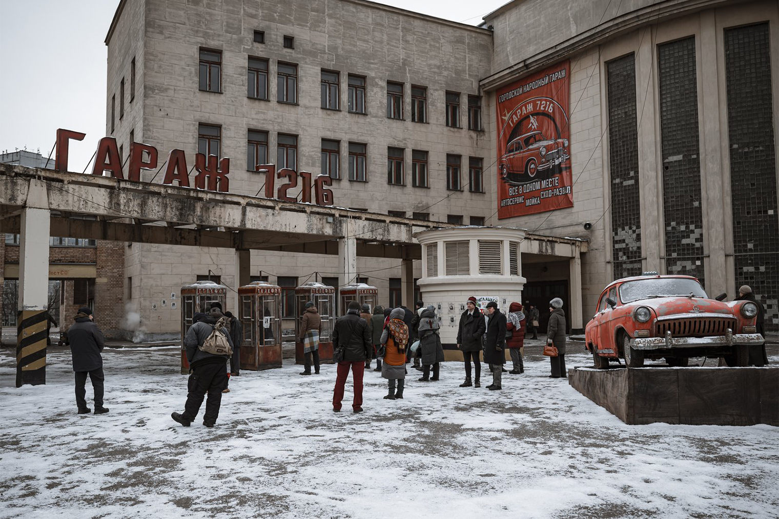 Действие сериала происходит в наши дни, но Тополёво больше напоминает советскую капсулу времени — некоторые пейзажные кадры сильно сбивают с толку