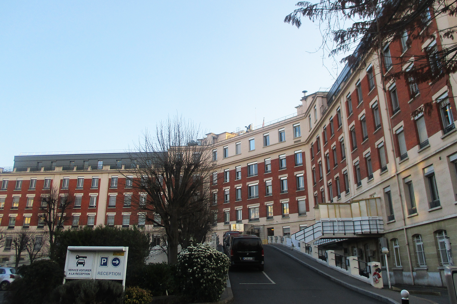 Американский госпиталь в Нейи-сюр-Сене, который называют больницей для богатых. Работает как частное некоммерческое учреждение. Роды здесь обходятся минимум в 10 000 € ( ₽). К этому добавляется депозит 6 000 € ( ₽) и счет за проживание, который может доходить до нескольких тысяч евро за ночь. Источник: Thomon / Wikimedia