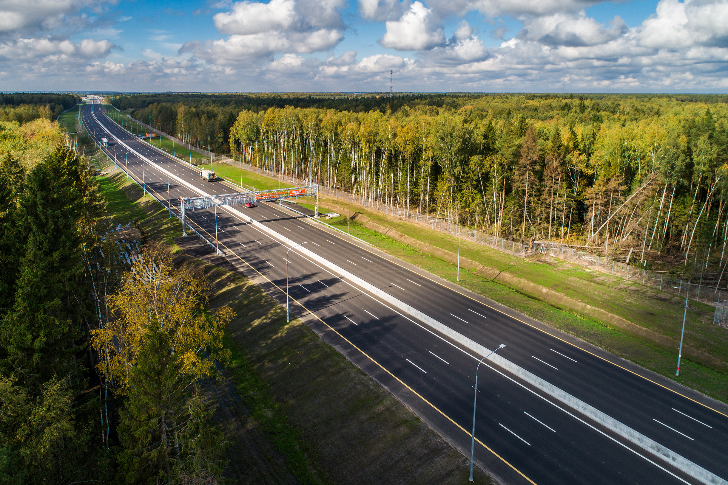 На М-12 безбарьерная система оплаты — не нужно тратить время на очереди перед шлагбаумами. Оплатить можно либо через сайт «Автодора» после поездки, либо списать деньги со счета транспондера, когда машина проедет под считывающей рамкой